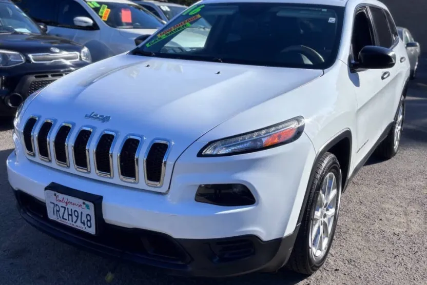 2016 Jeep Cherokee Sport photo 1