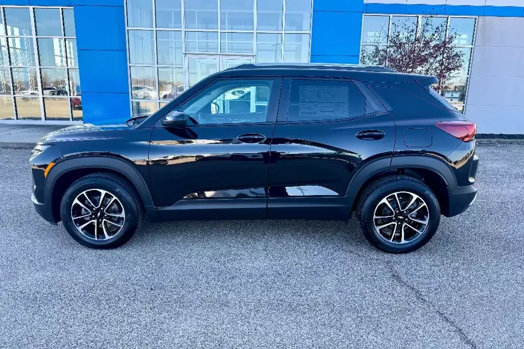2025 Chevrolet Trailblazer LT photo 1