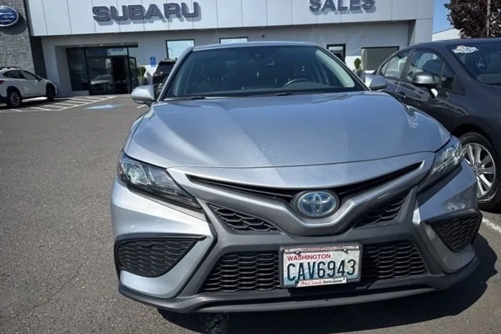 2022 Toyota Camry Hybrid SE photo 1