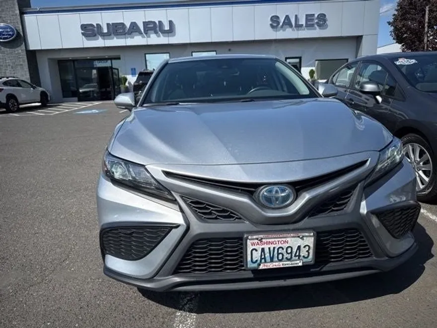 2022 Toyota Camry Hybrid SE photo 1