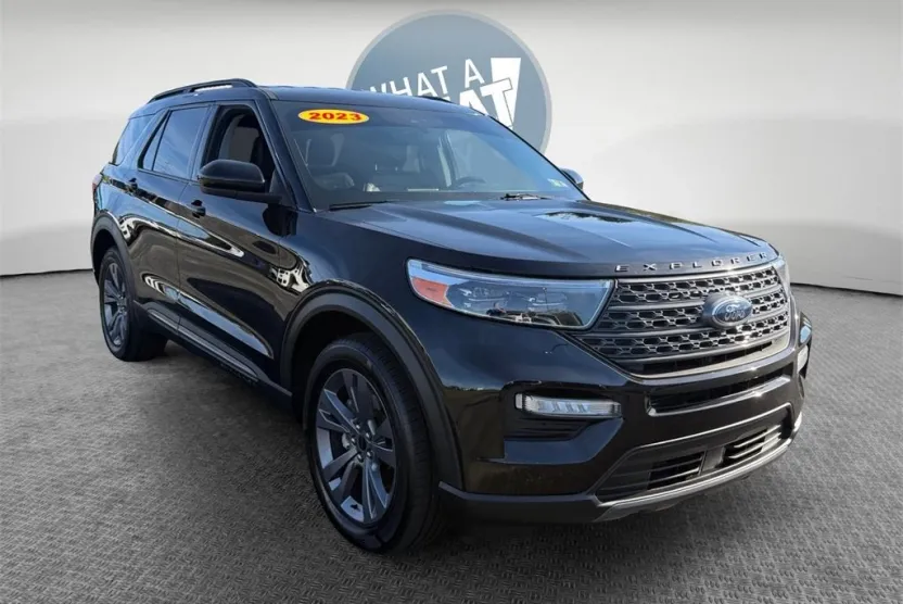 2023 Ford Explorer XLT photo 1