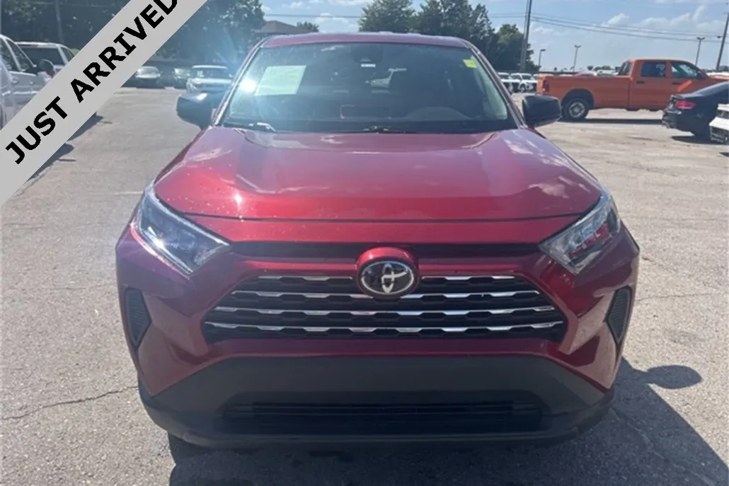 2022 Toyota RAV4 LE photo 1