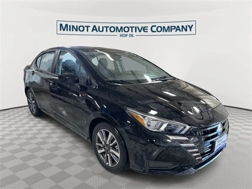 2023 Nissan Versa 1.6 SV photo 1