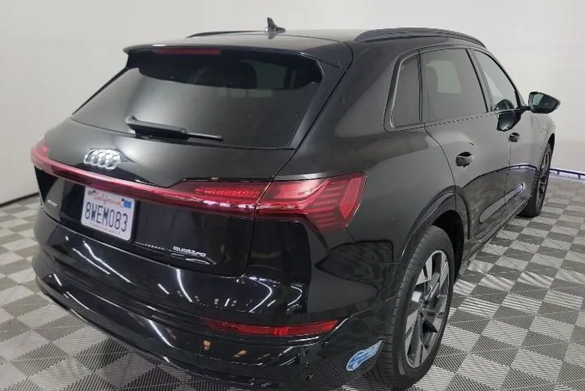 2021 Audi e-tron Premium photo 1