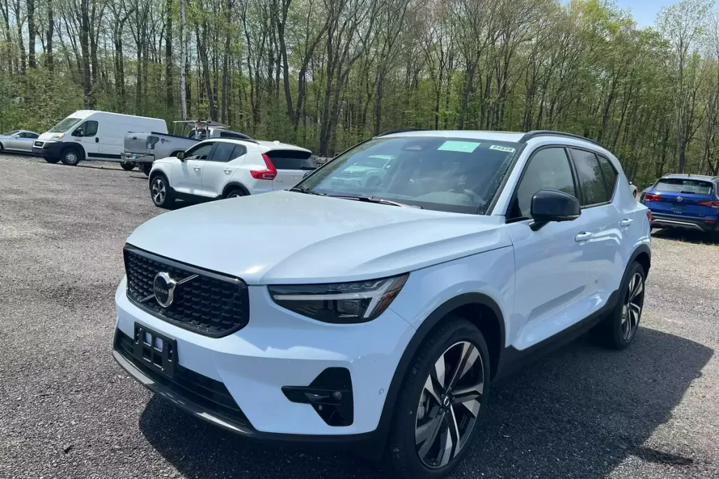 2025 Volvo XC40 AWD Plus photo 1