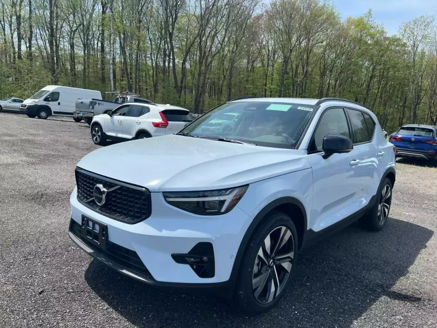2025 Volvo XC40 AWD Plus photo 1
