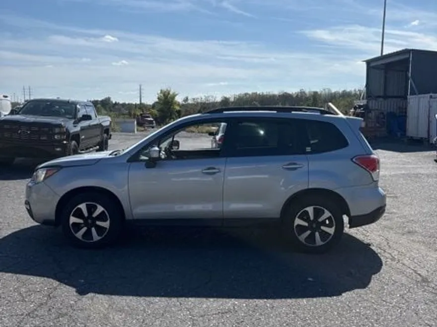 2017 Subaru Forester 2.5i Premium photo 1
