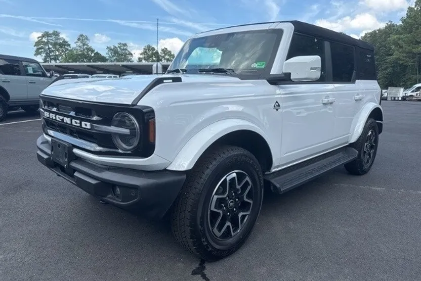 2025 Ford Bronco Outer Banks photo 1