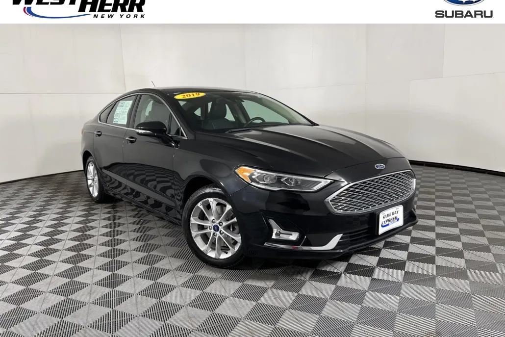 2019 Ford Fusion Energi Titanium photo 1
