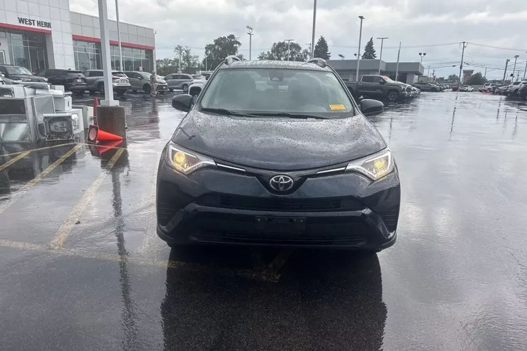 2018 Toyota RAV4 LE photo 1
