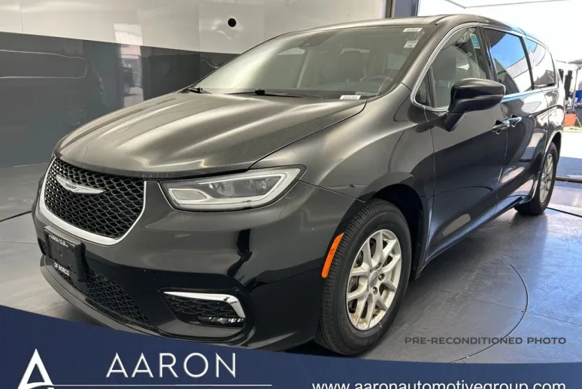 2023 Chrysler Pacifica Touring L photo 1