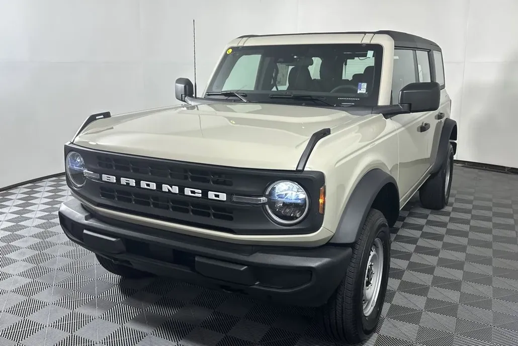 2025 Ford Bronco Base photo 1