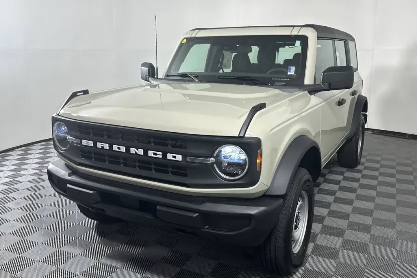 2025 Ford Bronco Base photo 1