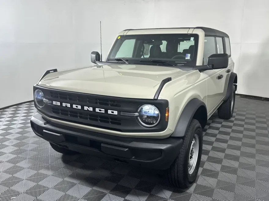 2025 Ford Bronco Base photo 1