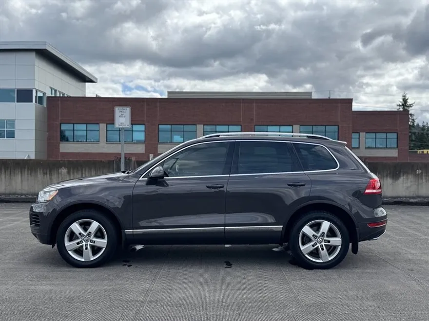 2012 Volkswagen Touareg TDI Sport Lux photo 1
