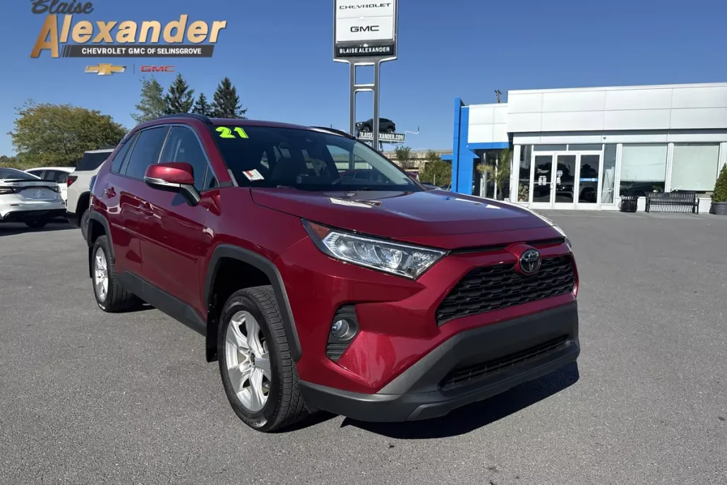 2021 Toyota RAV4 XLE photo 1