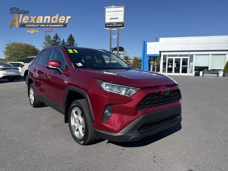 2021 Toyota RAV4 XLE photo 1