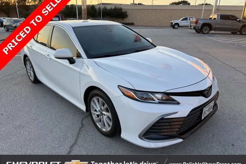 2022 Toyota Camry LE photo 1