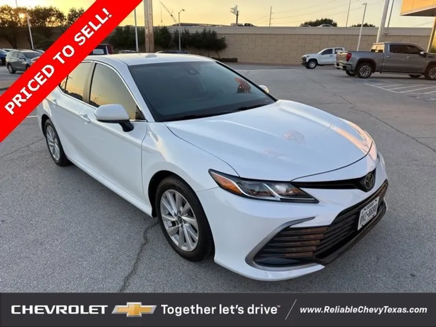 2022 Toyota Camry LE photo 1