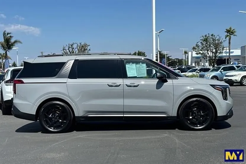 2025 Kia Carnival SX Prestige photo 1
