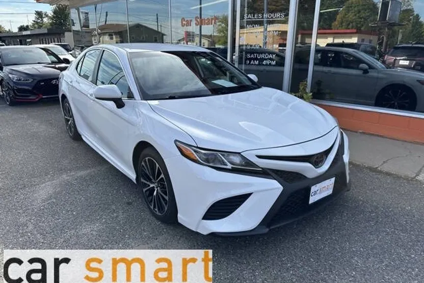2020 Toyota Camry SE photo 1
