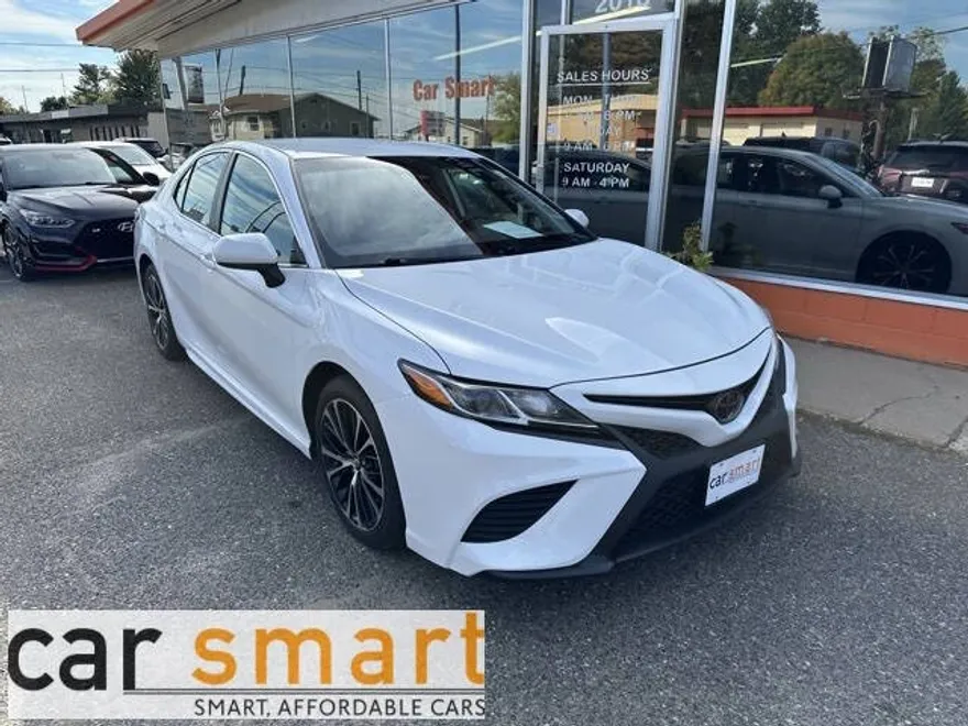 2020 Toyota Camry SE photo 1