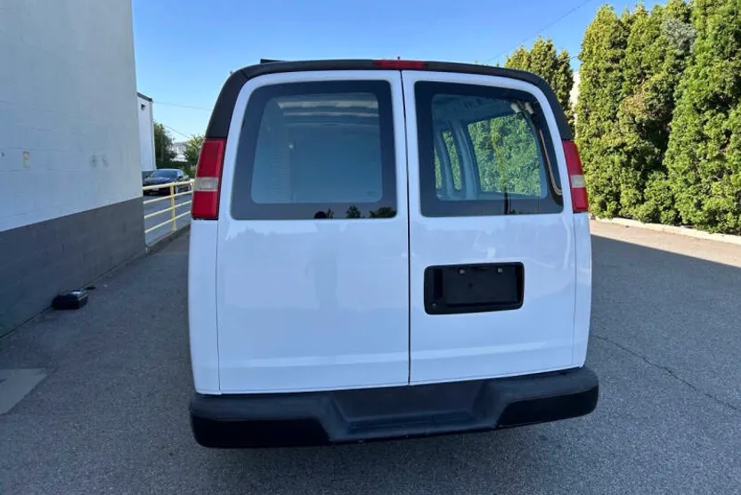 2007 Chevrolet Express 1500 Cargo Van photo 1