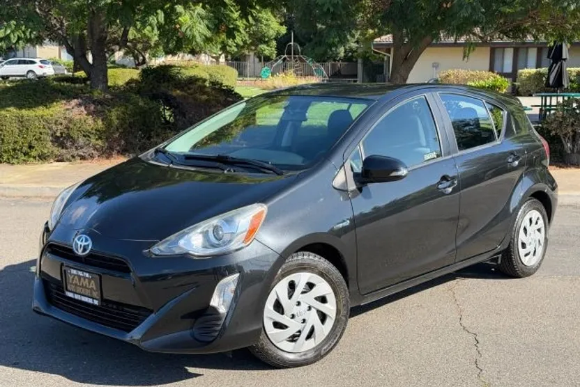 2016 Toyota Prius C One photo 1