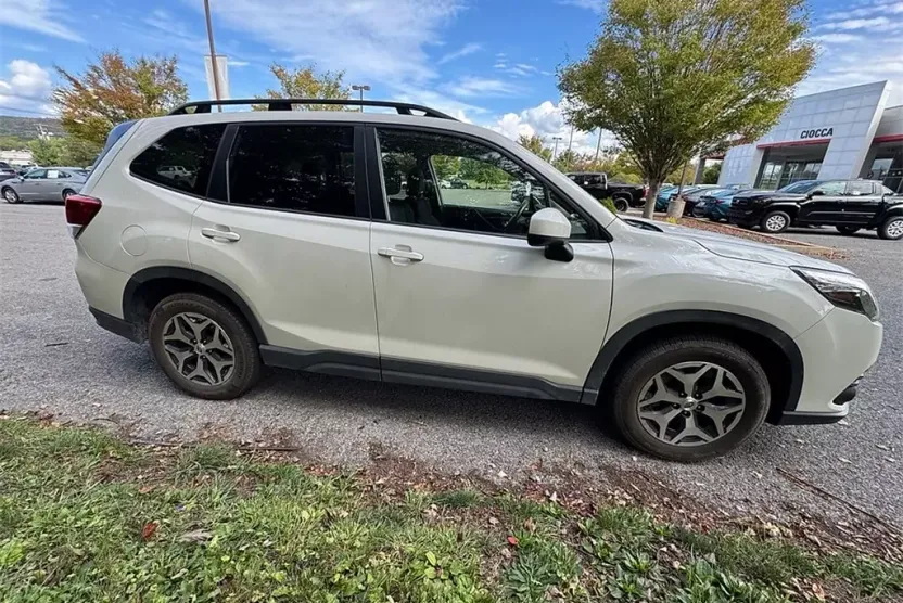 2024 Subaru Forester Premium photo 1