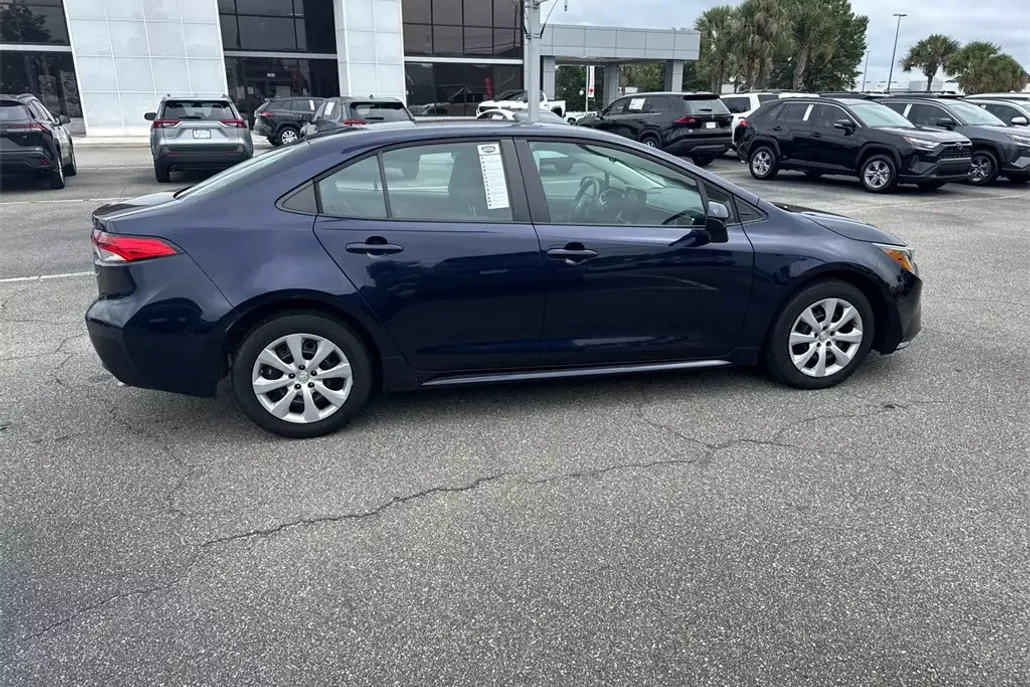 2023 Toyota Corolla LE photo 1