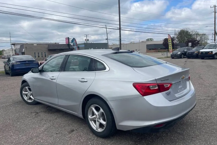2018 Chevrolet Malibu LS photo 1