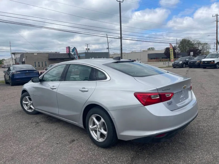 2018 Chevrolet Malibu LS photo 1