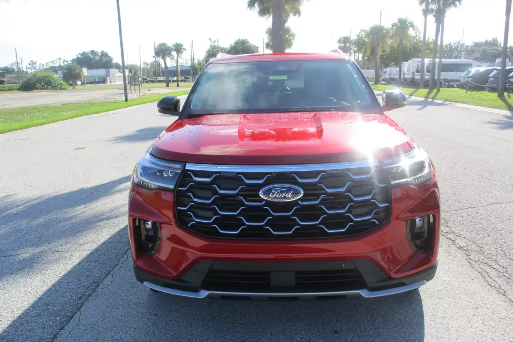 2025 Ford Explorer Platinum photo 1