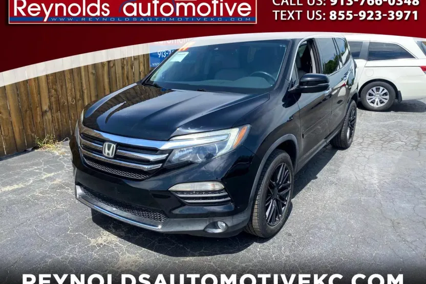 2017 Honda Pilot Touring photo 1