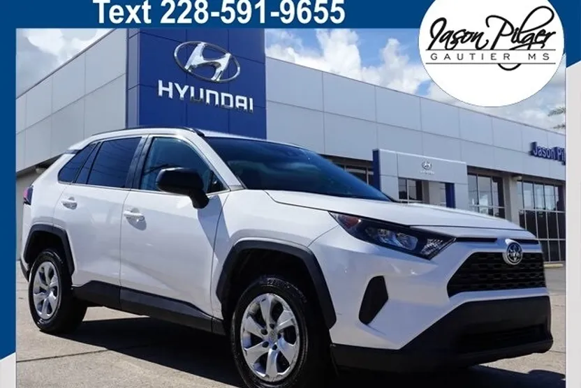 2019 Toyota RAV4 LE photo 1