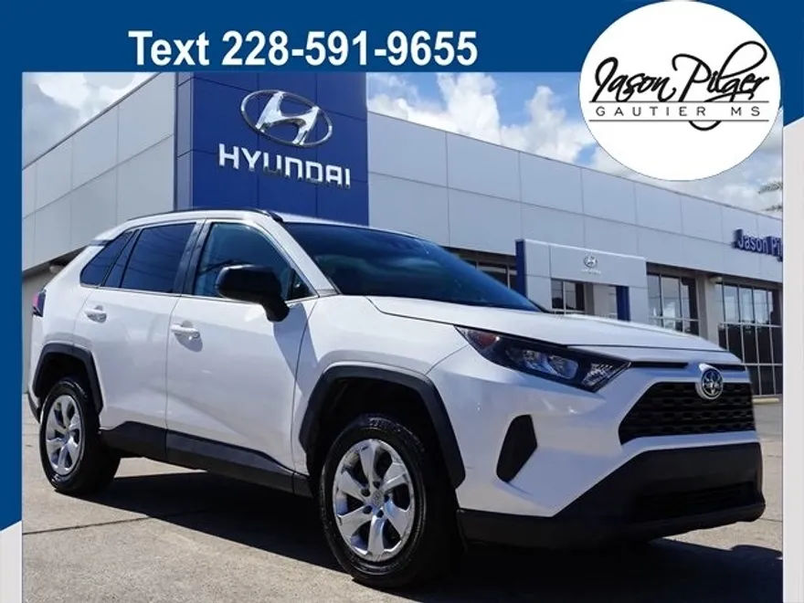 2019 Toyota RAV4 LE photo 1