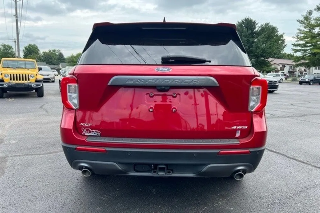 2023 Ford Explorer XLT photo 1