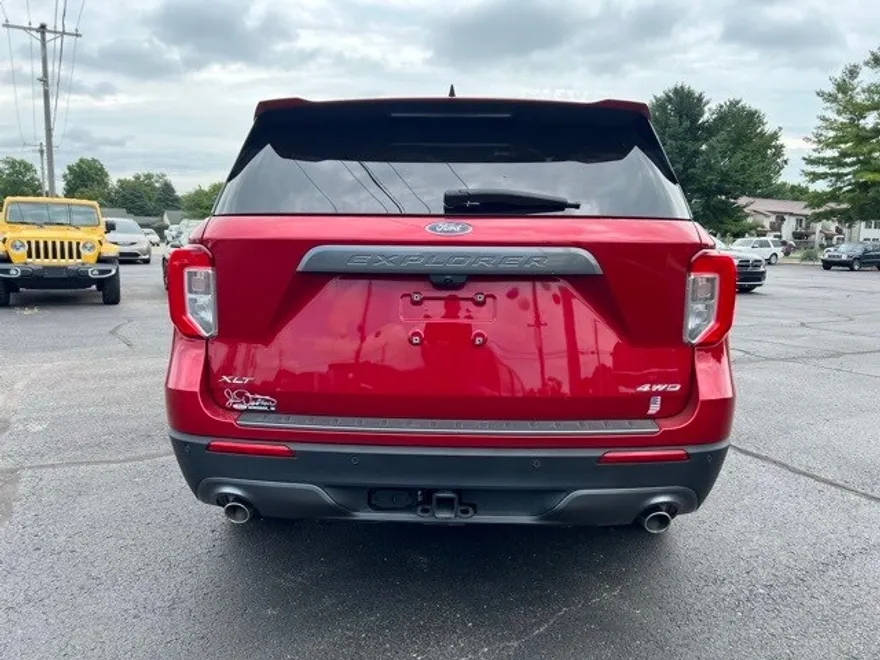 2023 Ford Explorer XLT photo 1
