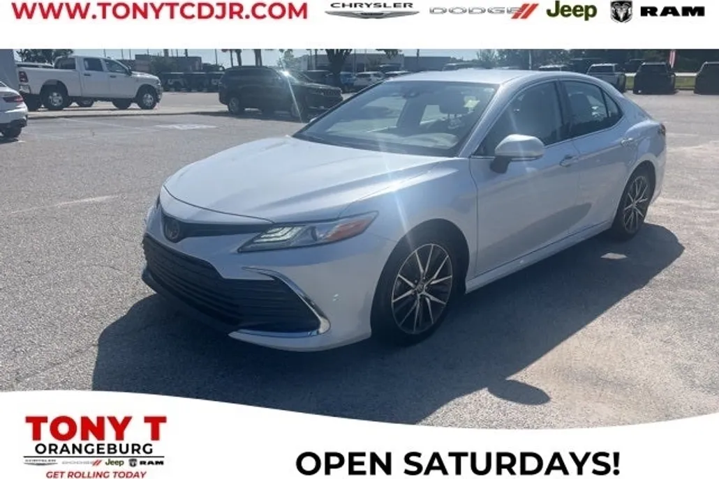 2022 Toyota Camry XLE photo 1