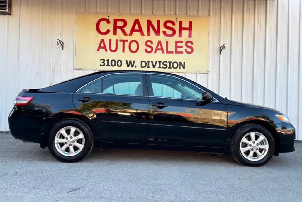 2011 Toyota Camry LE photo 1