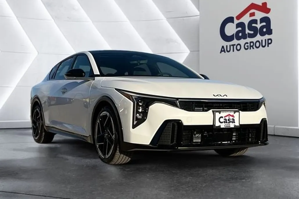 2025 Kia K4 GT-Line photo 1