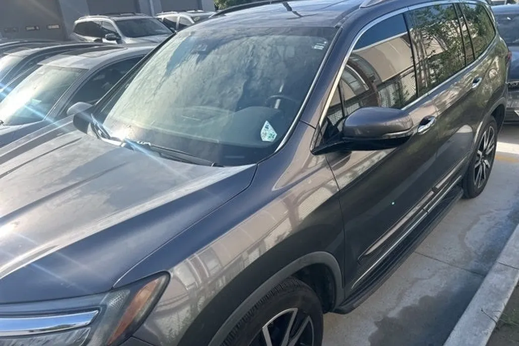 2019 Honda Pilot Touring photo 1