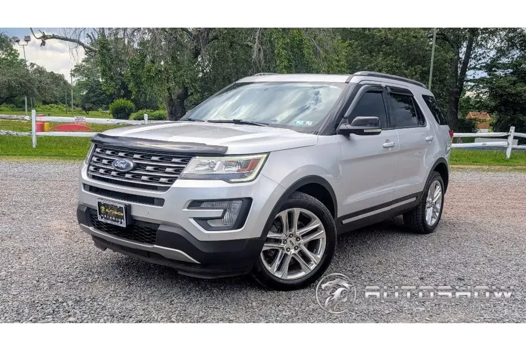 2017 Ford Explorer XLT photo 1