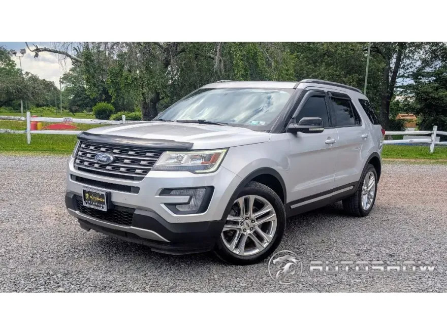 2017 Ford Explorer XLT photo 1