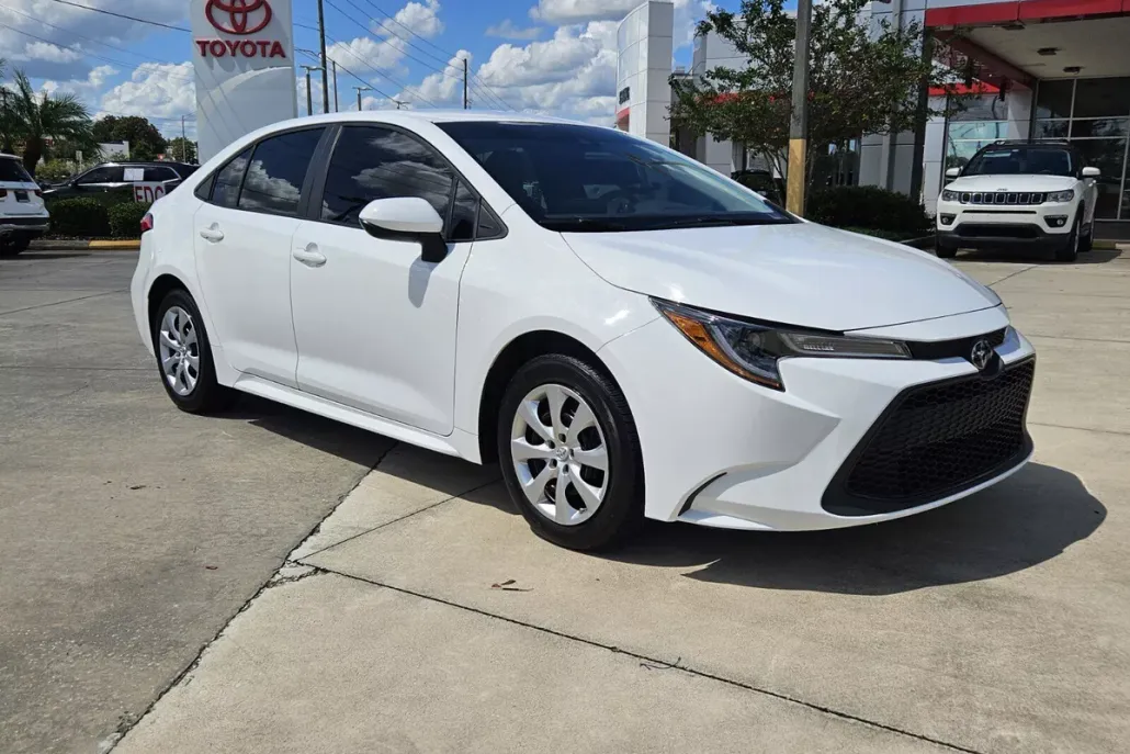 2022 Toyota Corolla LE photo 1