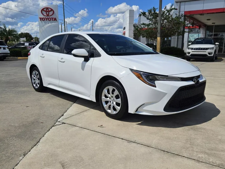 2022 Toyota Corolla LE photo 1