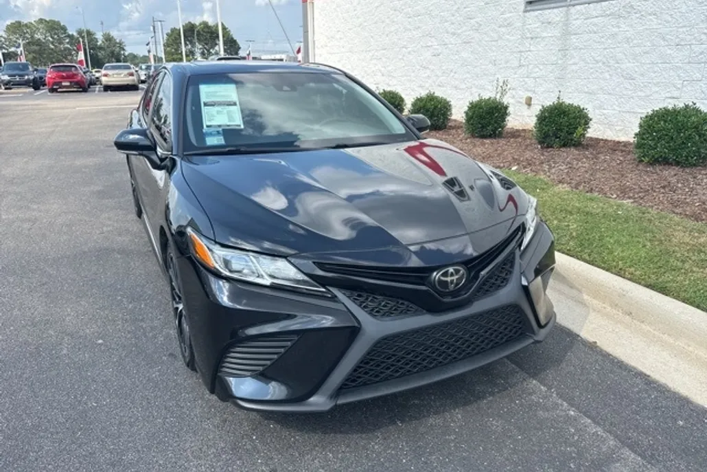 2020 Toyota Camry SE photo 1