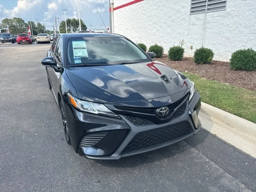 2020 Toyota Camry SE photo 1