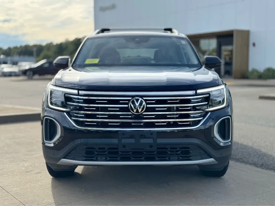 2024 Volkswagen Atlas SEL photo 1