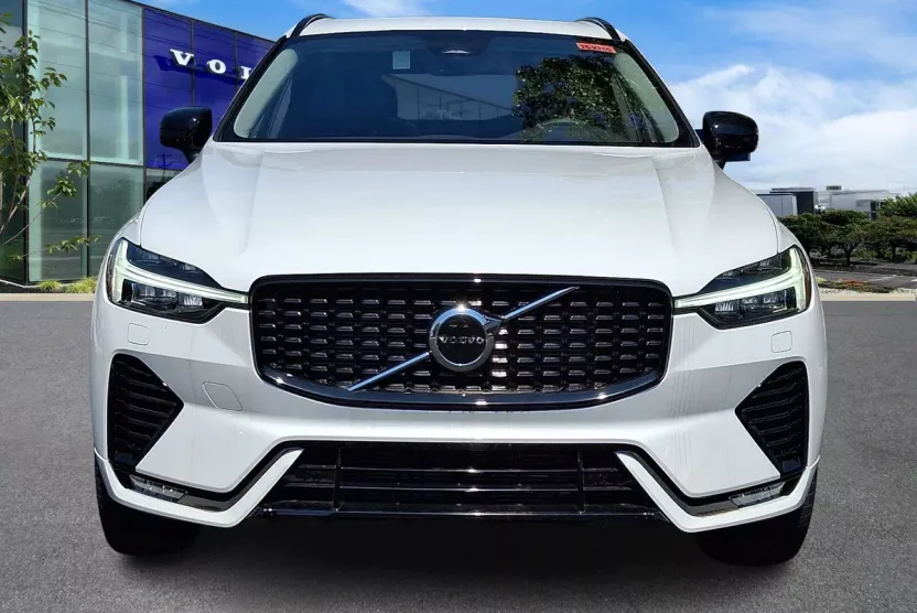 2025 Volvo XC60 B5 Core photo 1